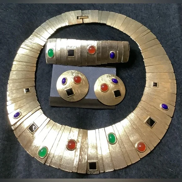 VINTAGE LES BERNARD Unsigned
Gold-Toned Egyptian Revival Jewelry Set NWOT - Picture 1 of 7